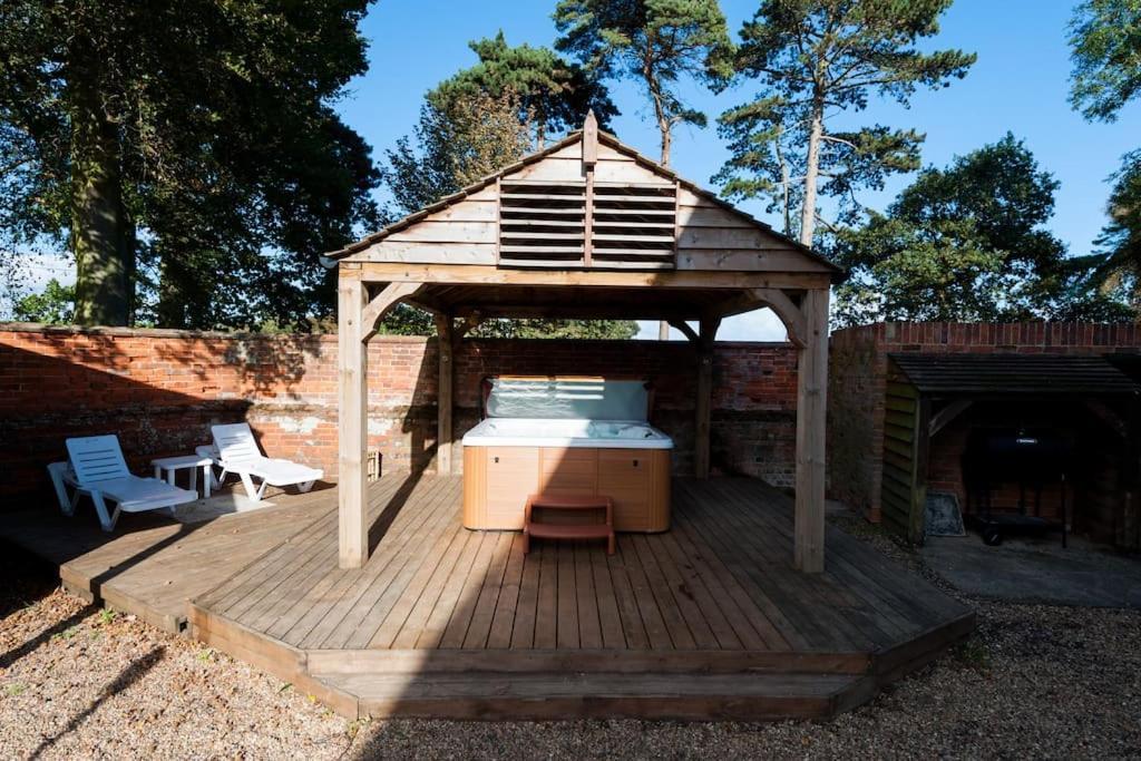 Firs Sleeps 15 Stunning Country House With Hot Tub Sudbourne Eksteriør billede